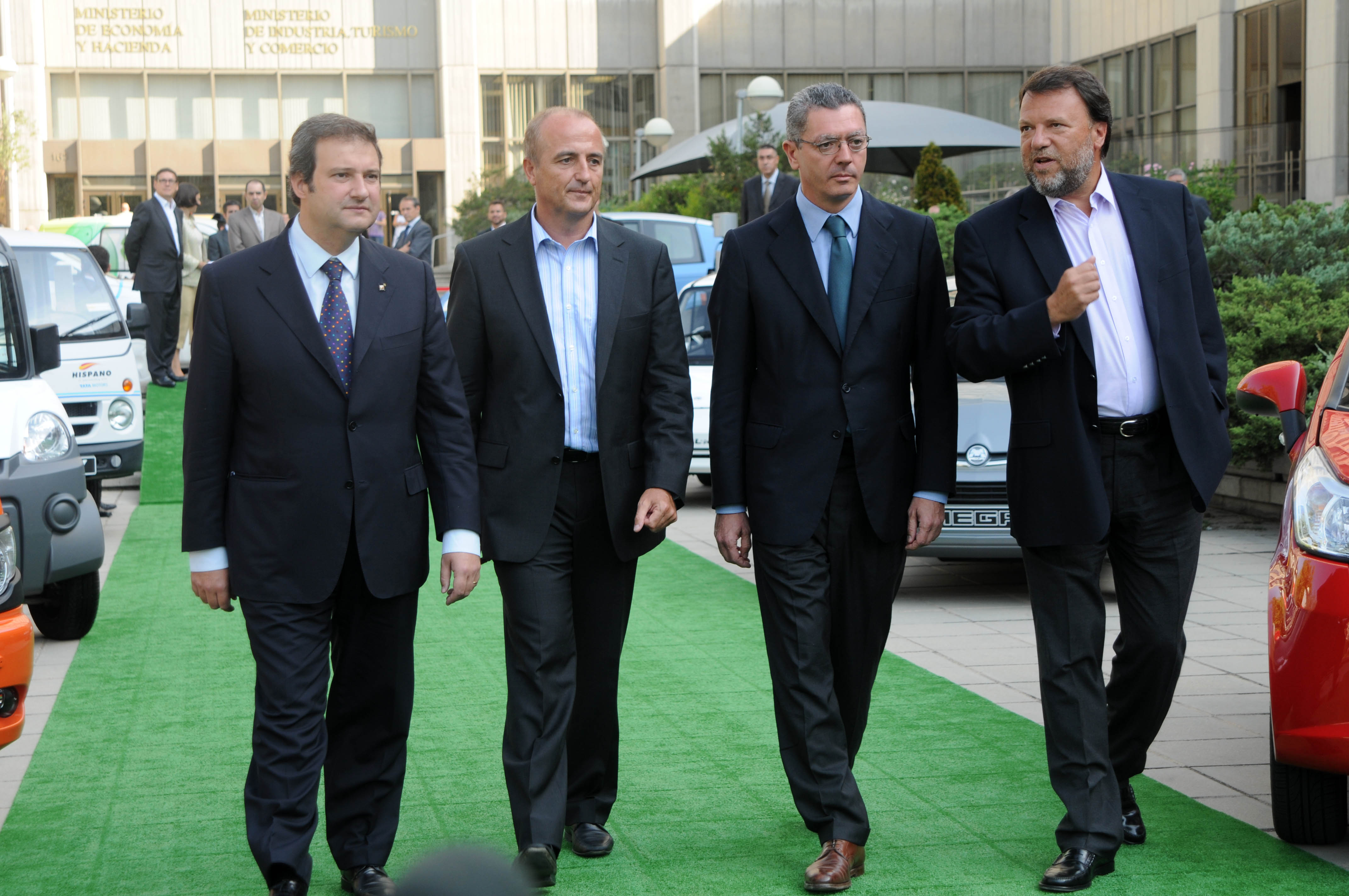 Alcaldes y Ministro con el nuevo coche electrico